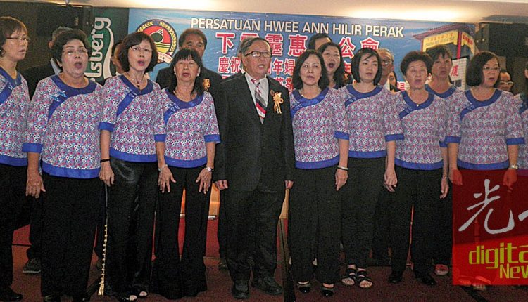 下霹雳惠安公会理事及妇女组合唱惠安泉港颂，来迎接及欢迎嘉宾与会员的到来。