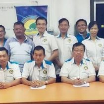 麻坡惠安公会举办孝亲敬老80周年会庆晚宴，前排左起为妇女组主任骆晓婷、总务吴金发、会长陈福成、署理吴水金、财政刘汉秋及事务周国荣。