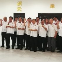 槟榔屿惠安公会第80届（2018至2019年度）新届理事会宣誓就职，由顾问骆荣伟（左起）、林国治、骆经宗、黄金土及陈玉添监誓。左十一为骆南辉。