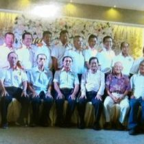 峇株巴辖惠安公会新届董事，前排左5是会长郭阀盛。